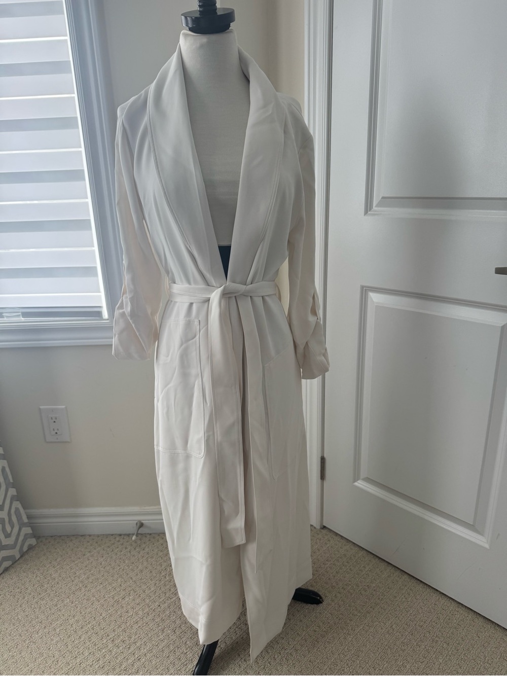 Aritzia Babaton New Kahlo  Women's Robe Jacket with Belt size small nwt Birch